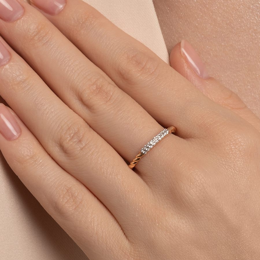 Кольцо из красного золота с камнями Фианит