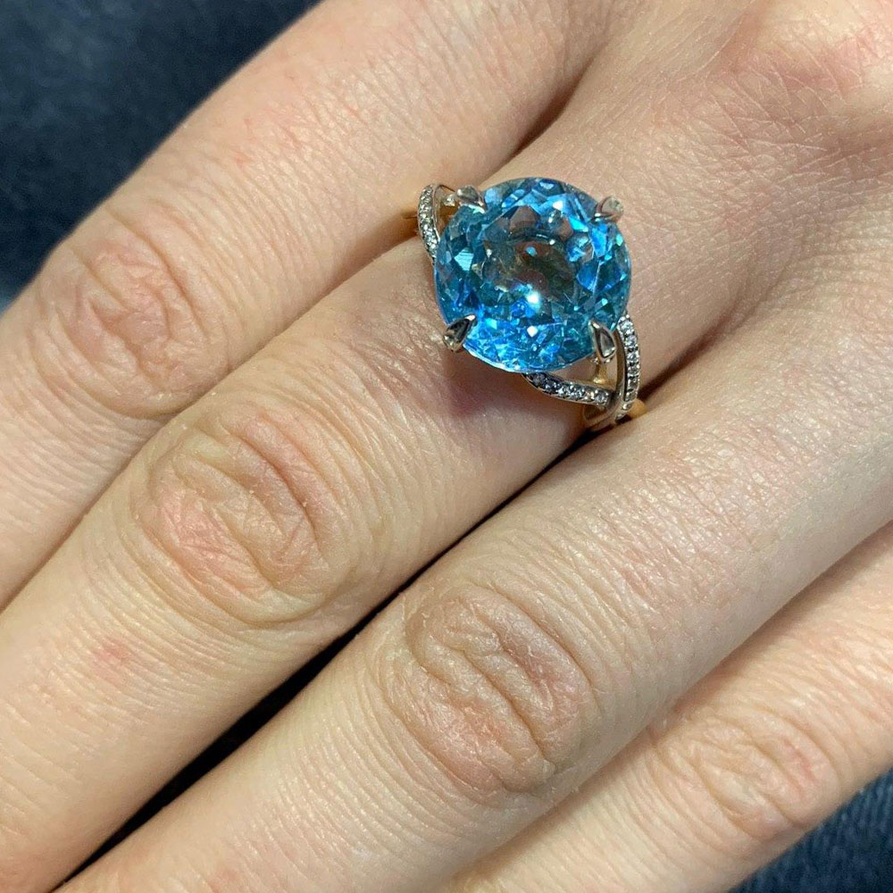 Inel din aur roșu cu pietre Cubic zirconia, Topaz albastru