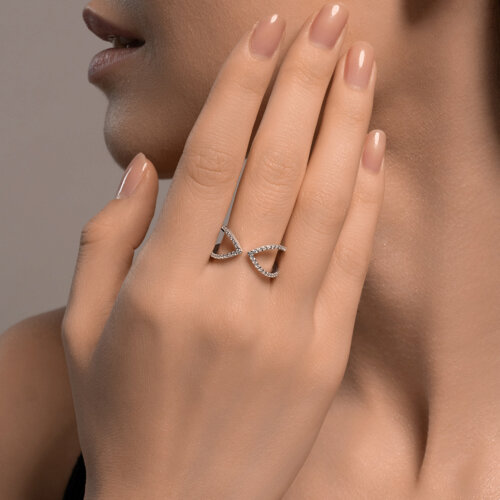 Кольцо из серебра с камнями Фианит