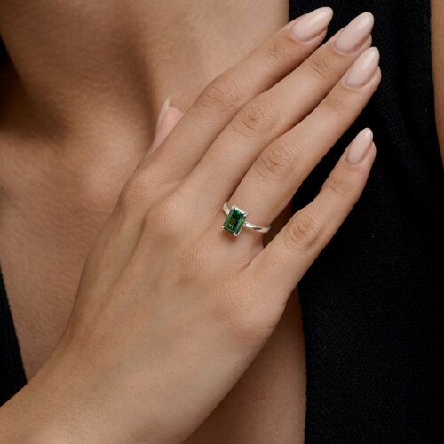 Кольцо из серебра с камнями Фианит Зелёный