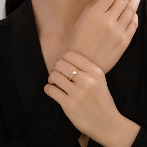 Кольцо из красного золота с камнями Фианит