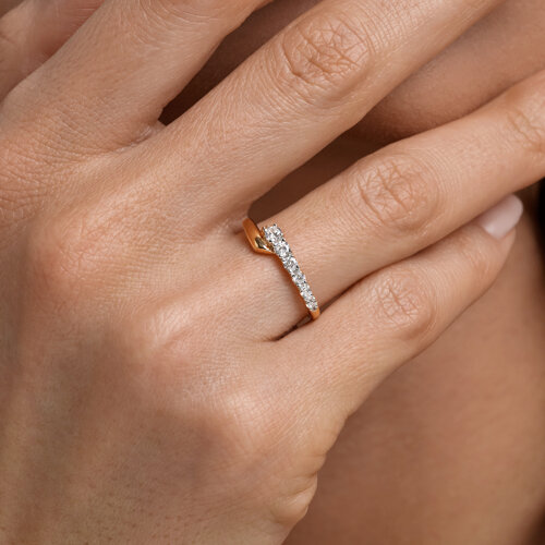 Кольцо из красного золота с камнями Фианит