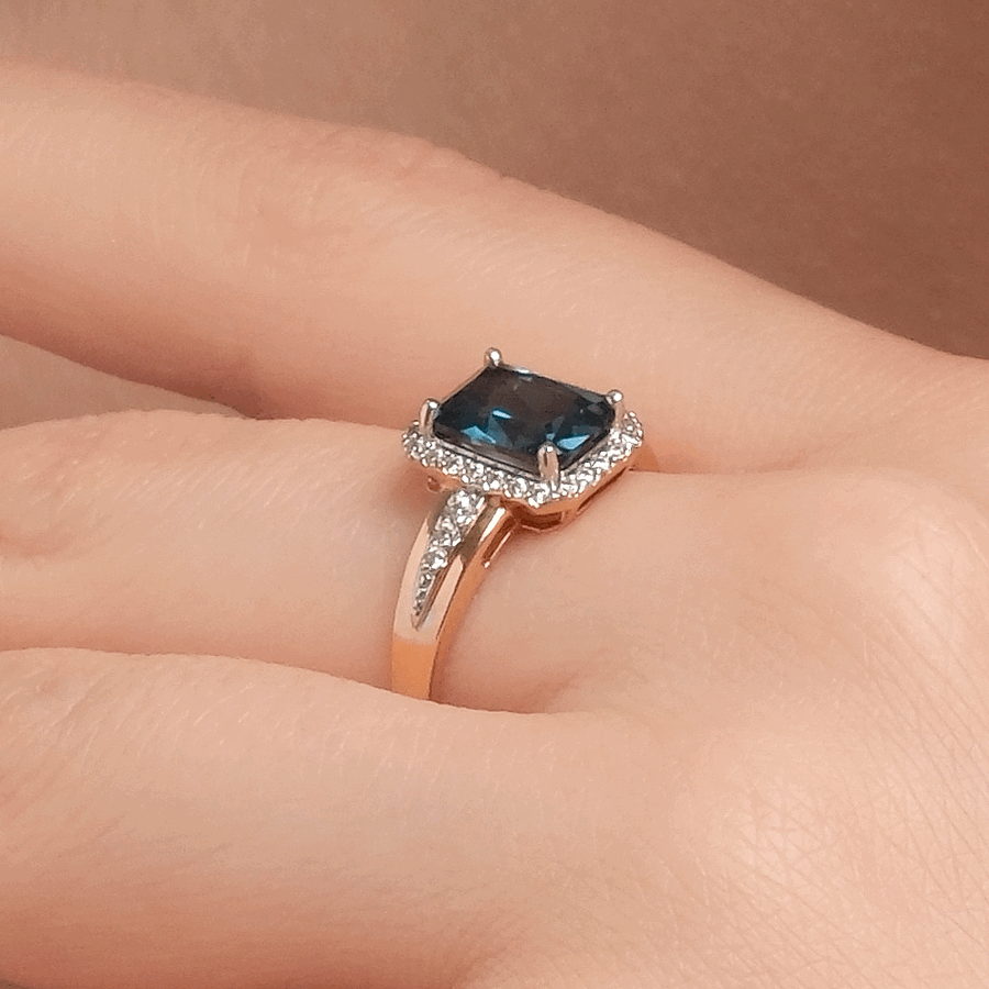 Кольцо из красного золота с камнями Фианит, Топаз London