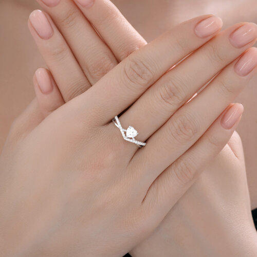 Кольцо из серебра с камнями Фианит