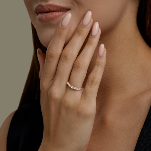 Кольцо из красного золота с камнями Фианит