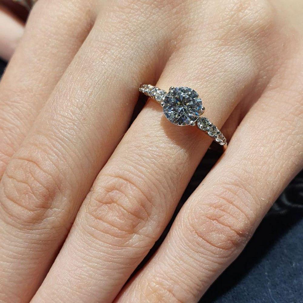 Помолвочное кольцо из красного золота с камнями Swarovski