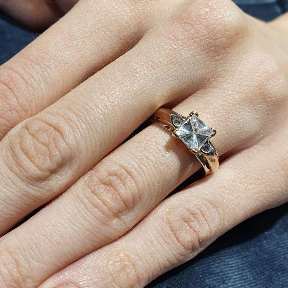 Кольцо из красного золота с камнями Swarovski