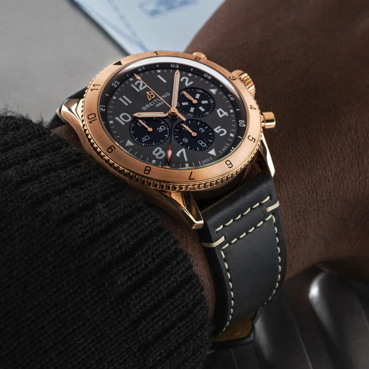 Часы BREITLING Classic AVI  B04 Chronograph GMT 46