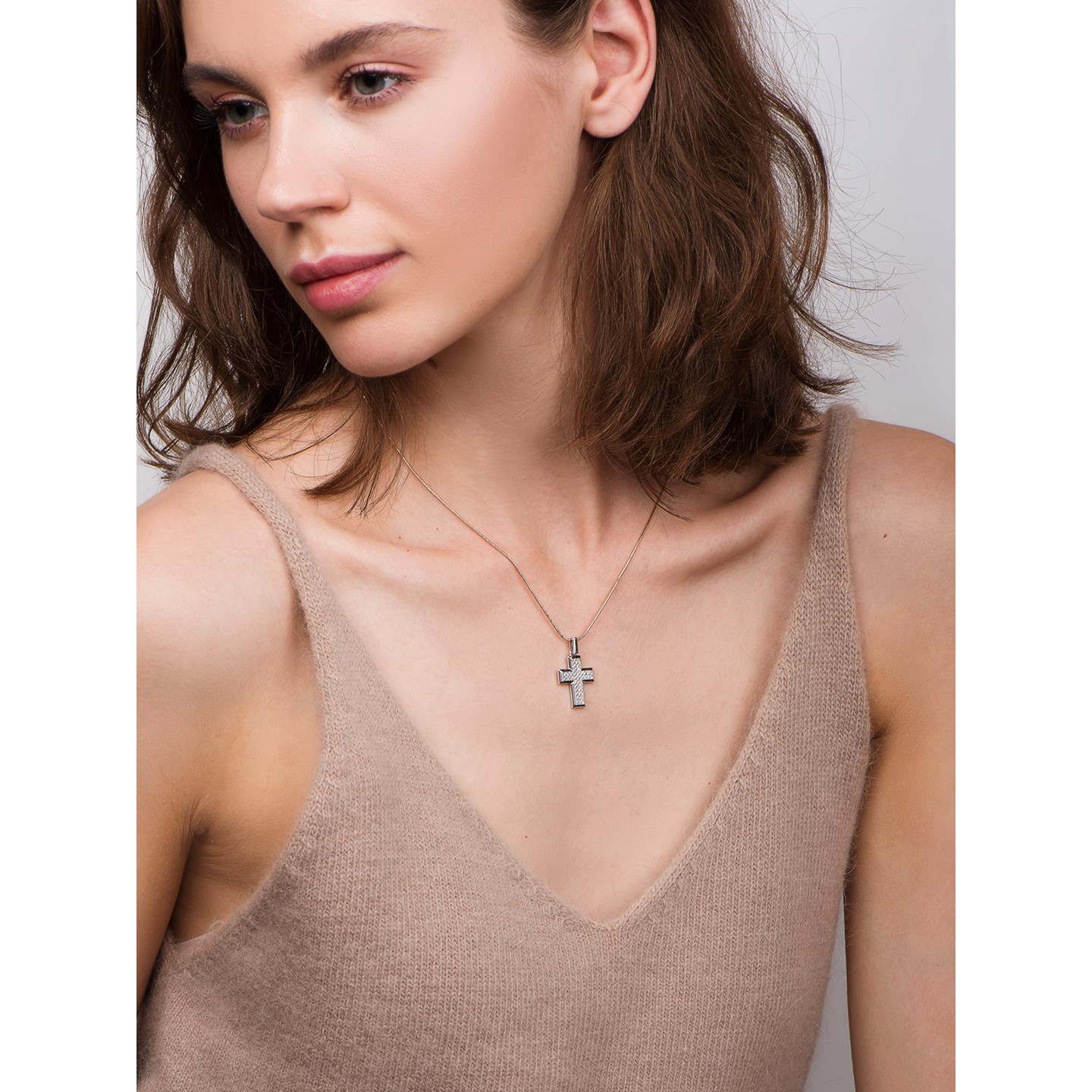 Крестик из красного золота с камнями Бриллиант